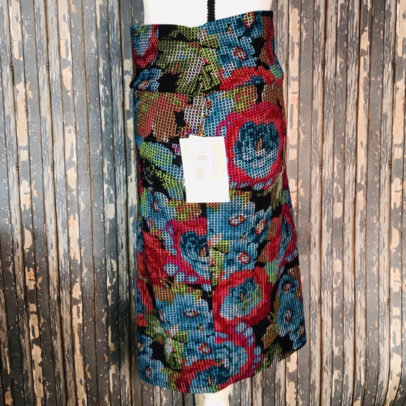NWT LuLaRoe Cassie Skirt - Red & Blue Roses Sz S - Picture 6 of 8